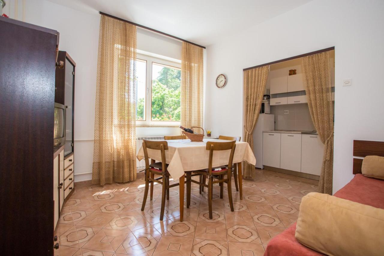 Garden View Apartment In Porec For 2 - 4 Persons Esterno foto